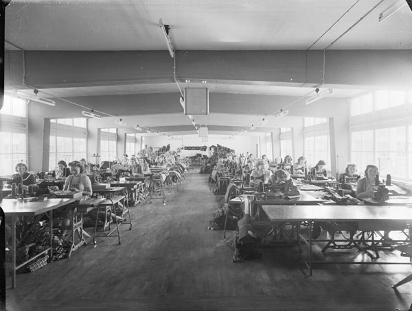 Slitmans historia – Sala skrädderi 1948 med personal som syr arbetskläder